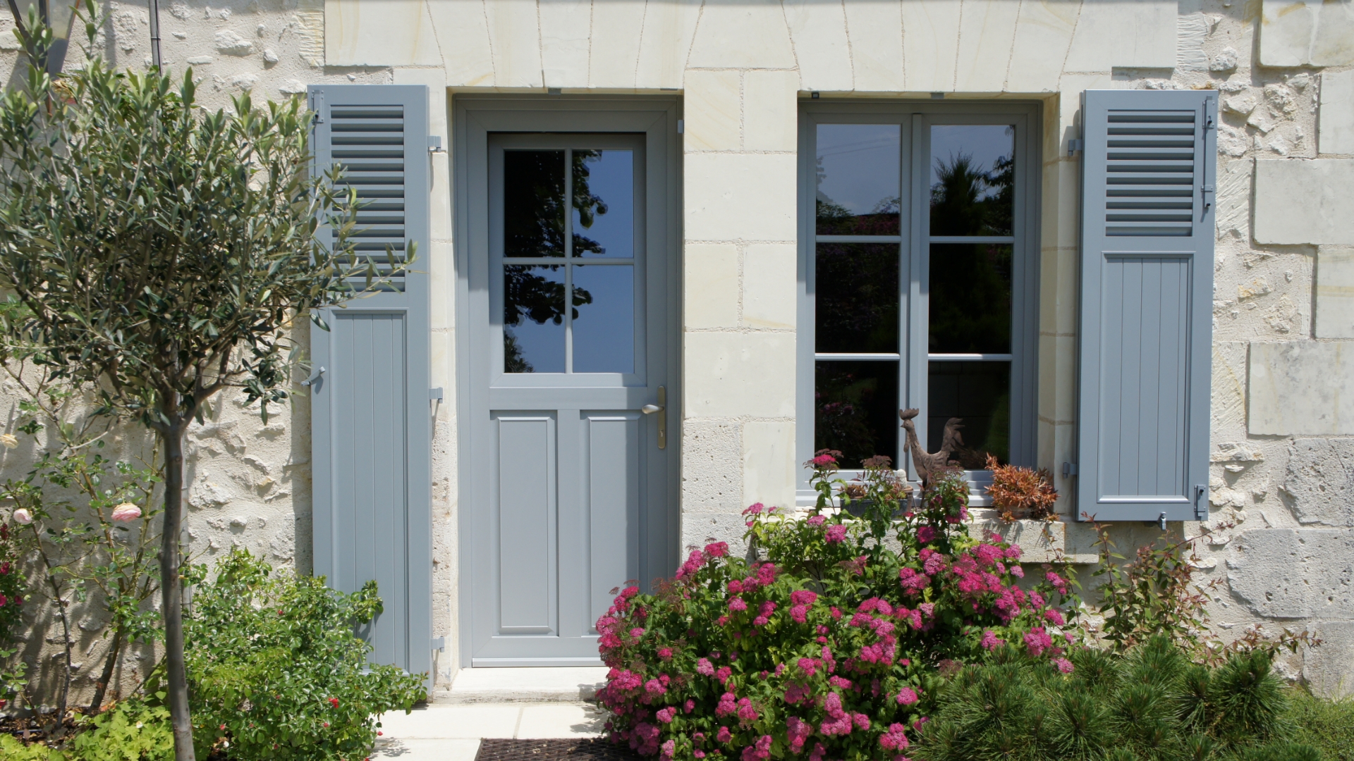 Fenêtre bois bleues Linconyl de l'extérieur