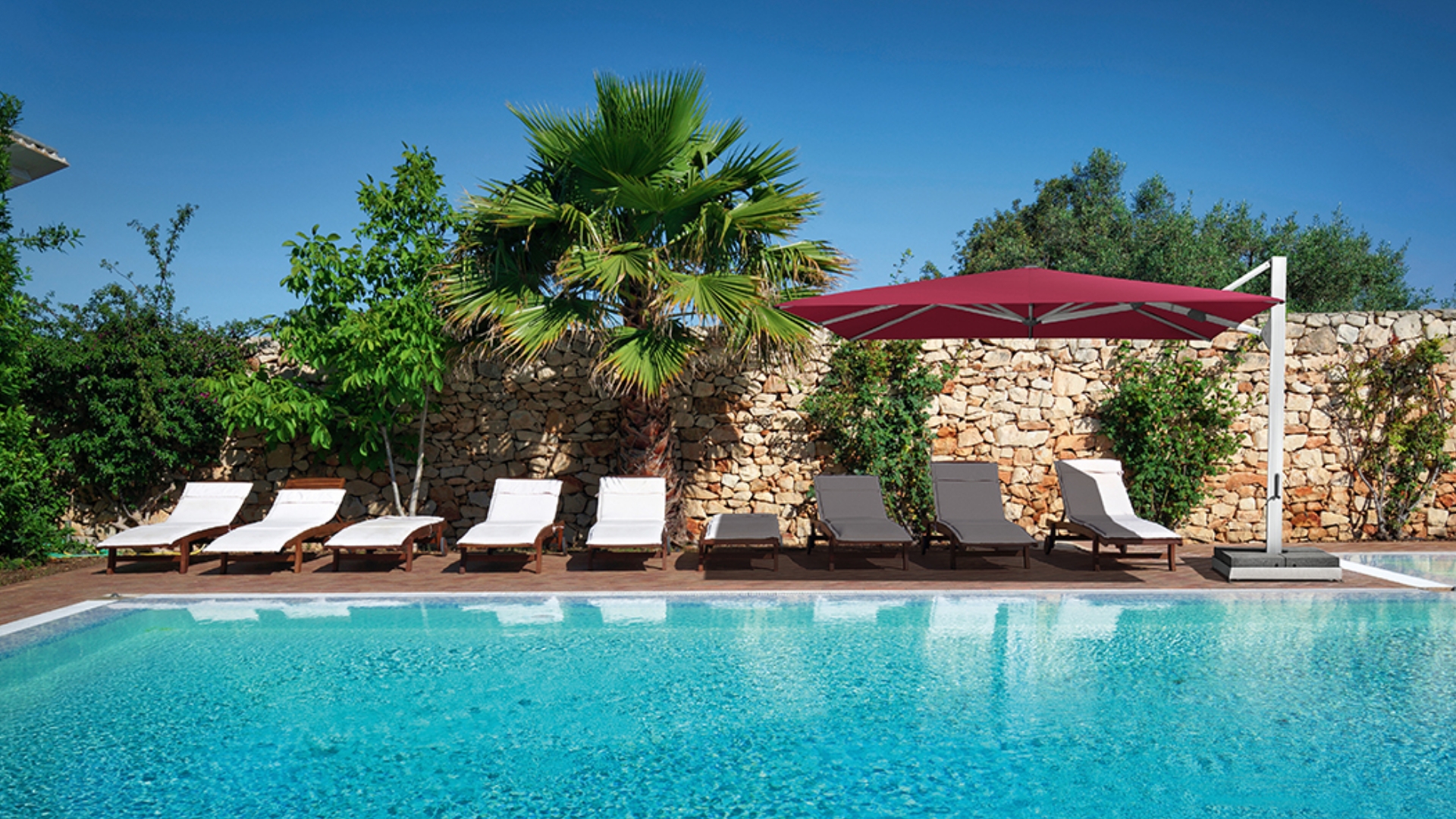 Parasol déporté Linconyl bord de piscine