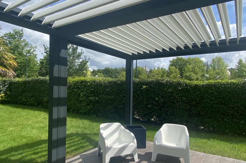 Réalisation de Stores Rennais pour Monsieur et Madame Sylvain : Pergola bioclimatique à Rennes