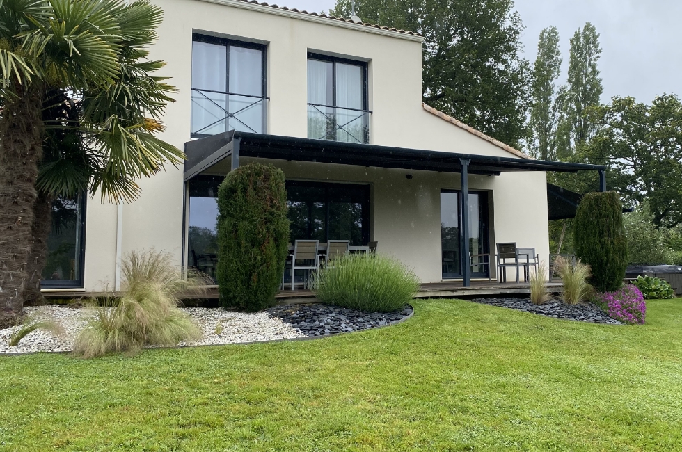 Réalisation de Stores Vendée : Pergola corail